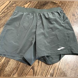 Brooks running men’s 5” Sherpa shorts with back zippered gear pocket.
